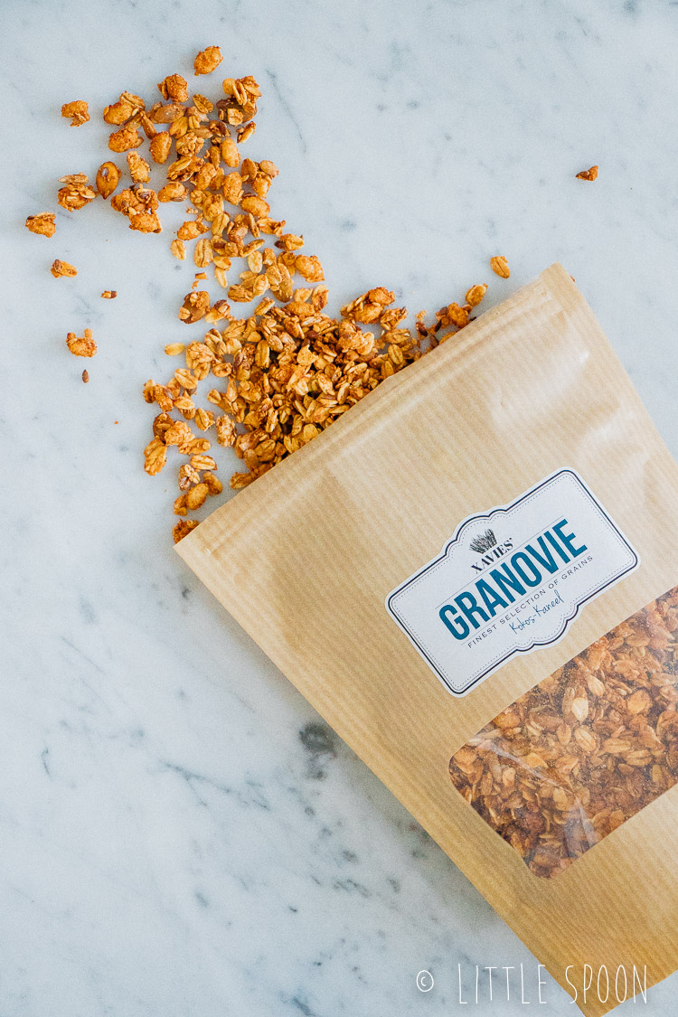 Xavies' granola met yoghurt en een geroosterde peer uit de oven