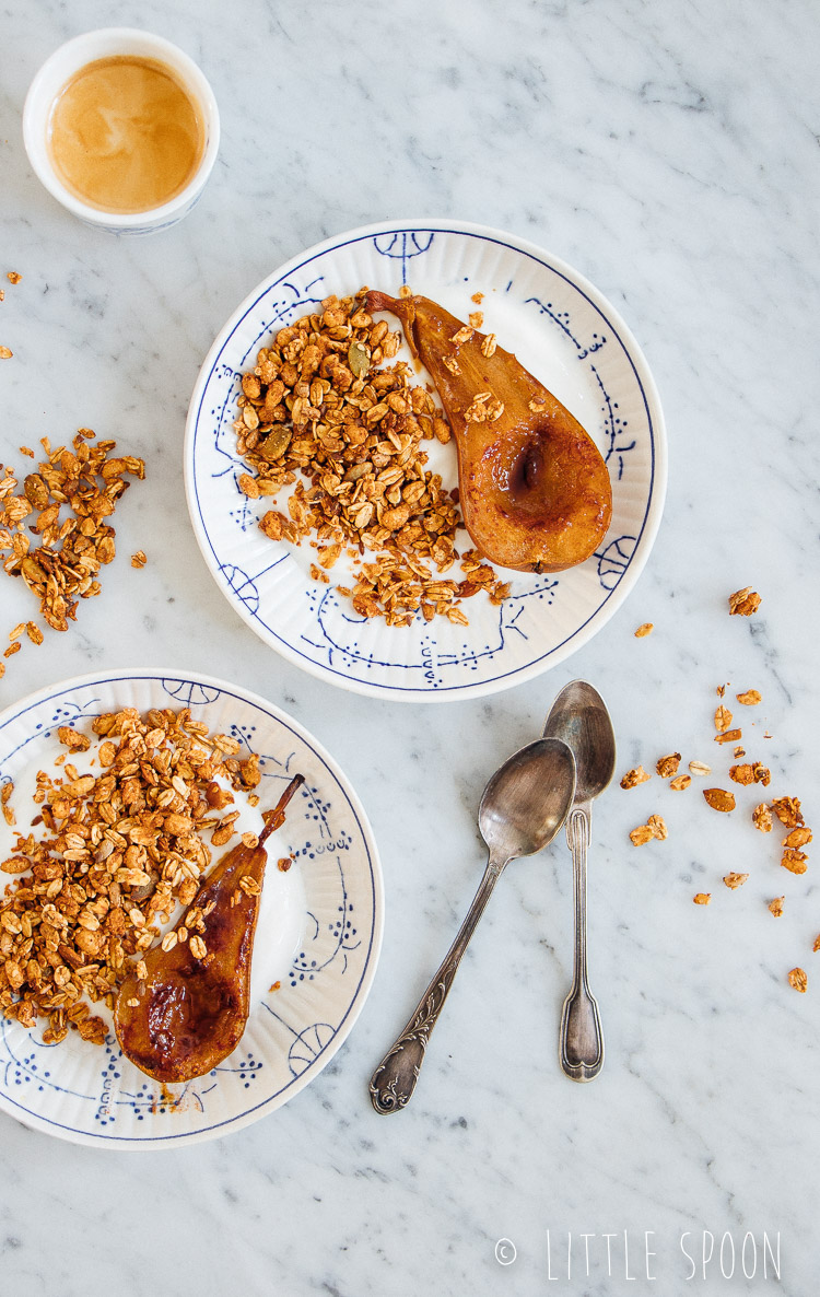 Xavies' granola met yoghurt en een geroosterde peer uit de oven