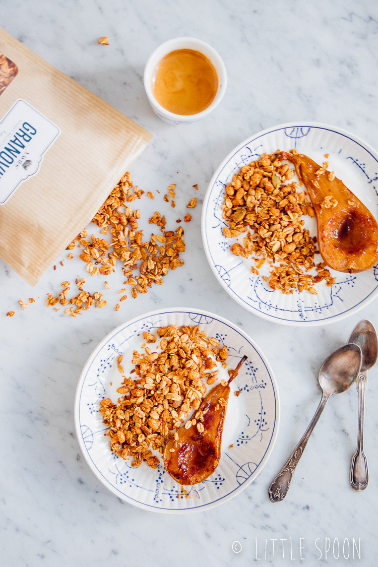 Xavies' granola met yoghurt en een geroosterde peer uit de oven