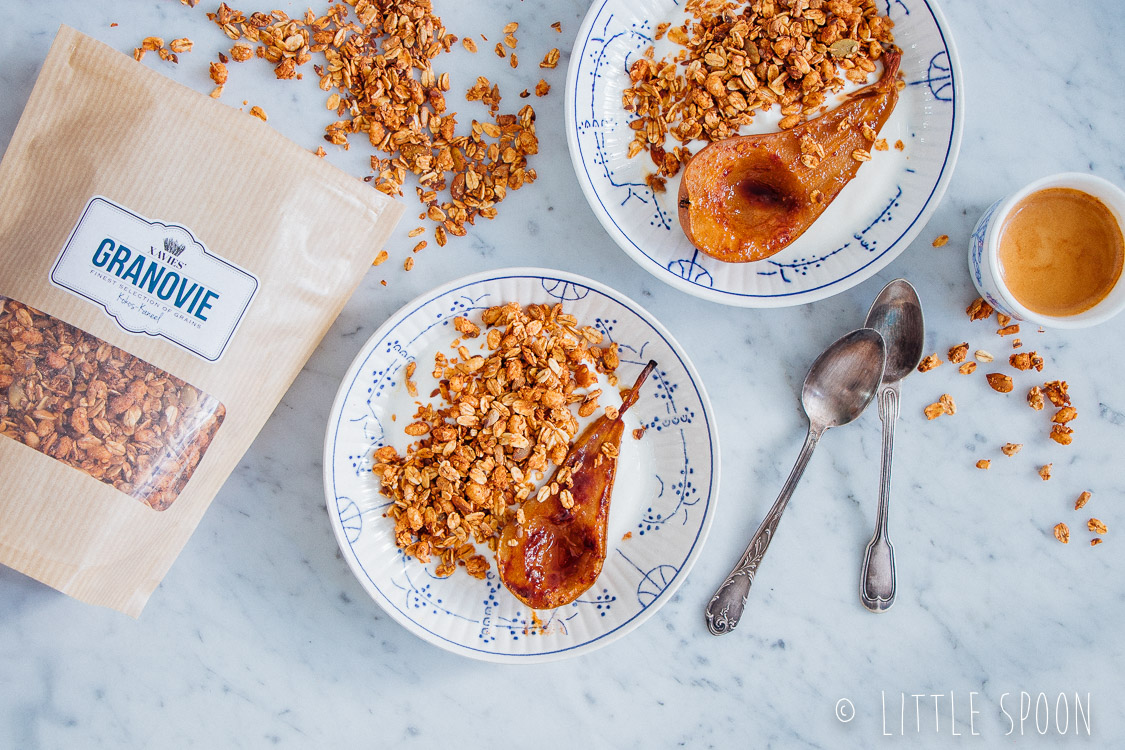 Xavies' granola met yoghurt en een geroosterde peer uit de oven