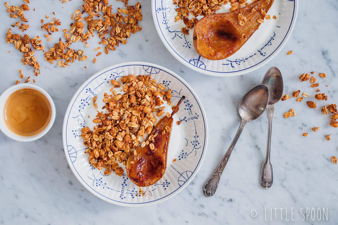 Granola van Xavies met yoghurt en een geroosterde peer uit de oven