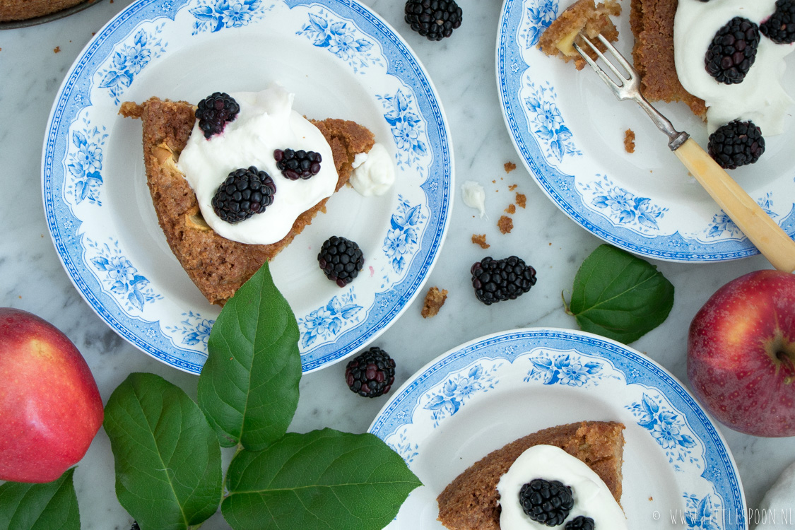 Appel kaneelcake met lobbige room en bramen