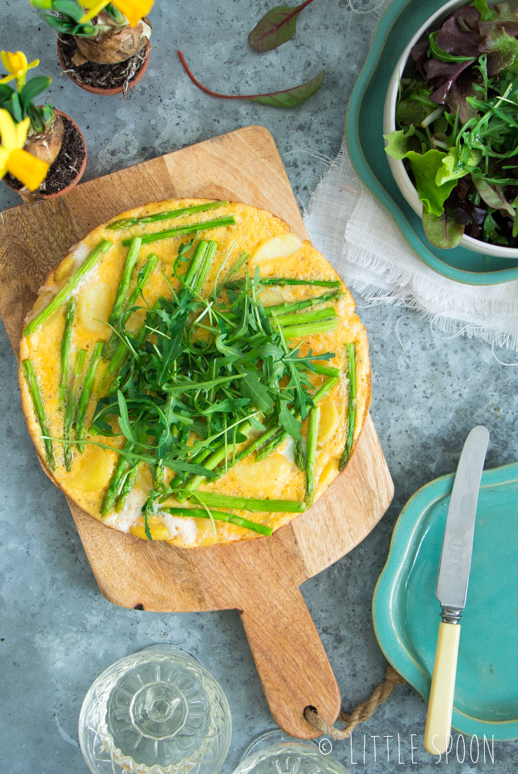 Frisse frittata met citroen, groene aspergetips, aardappel en kruiden salade