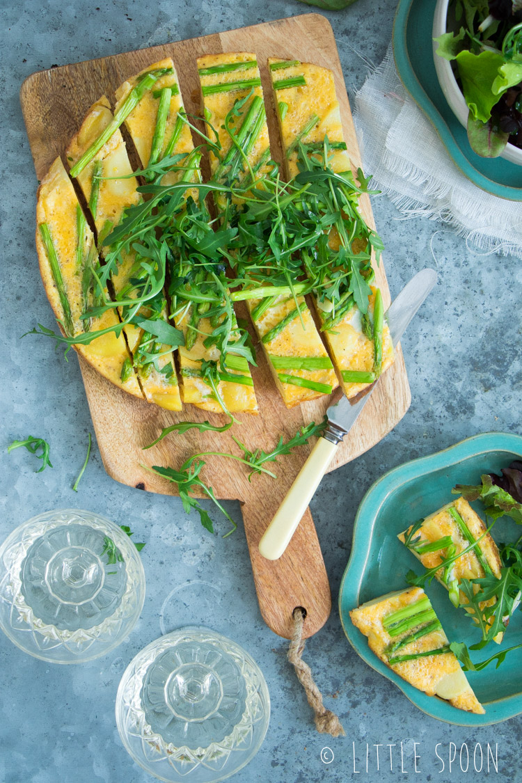 Frisse frittata met citroen, groene aspergetips, aardappel en kruiden salade