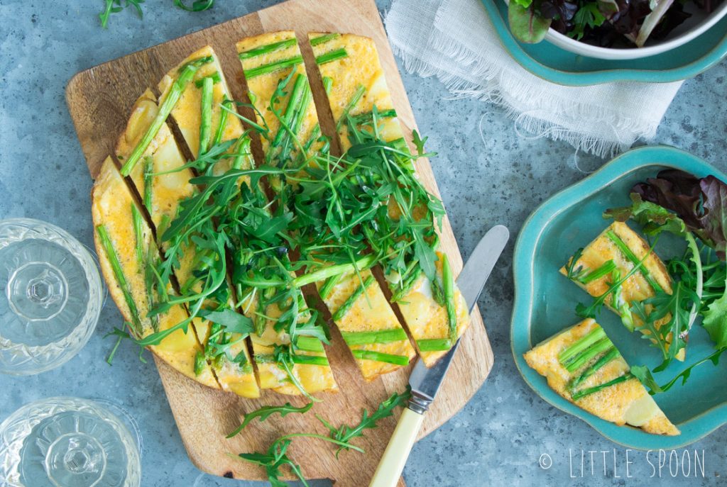 Frisse frittata met citroen, groene aspergetips, aardappel en kruiden salade