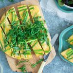 Frisse frittata met citroen, groene aspergetips, aardappel en kruiden salade