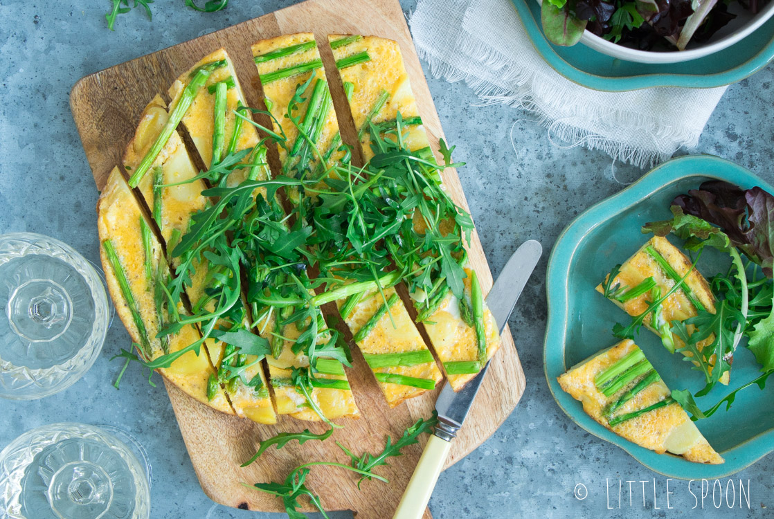 Frisse frittata met citroen, groene aspergetips, aardappel en kruiden salade