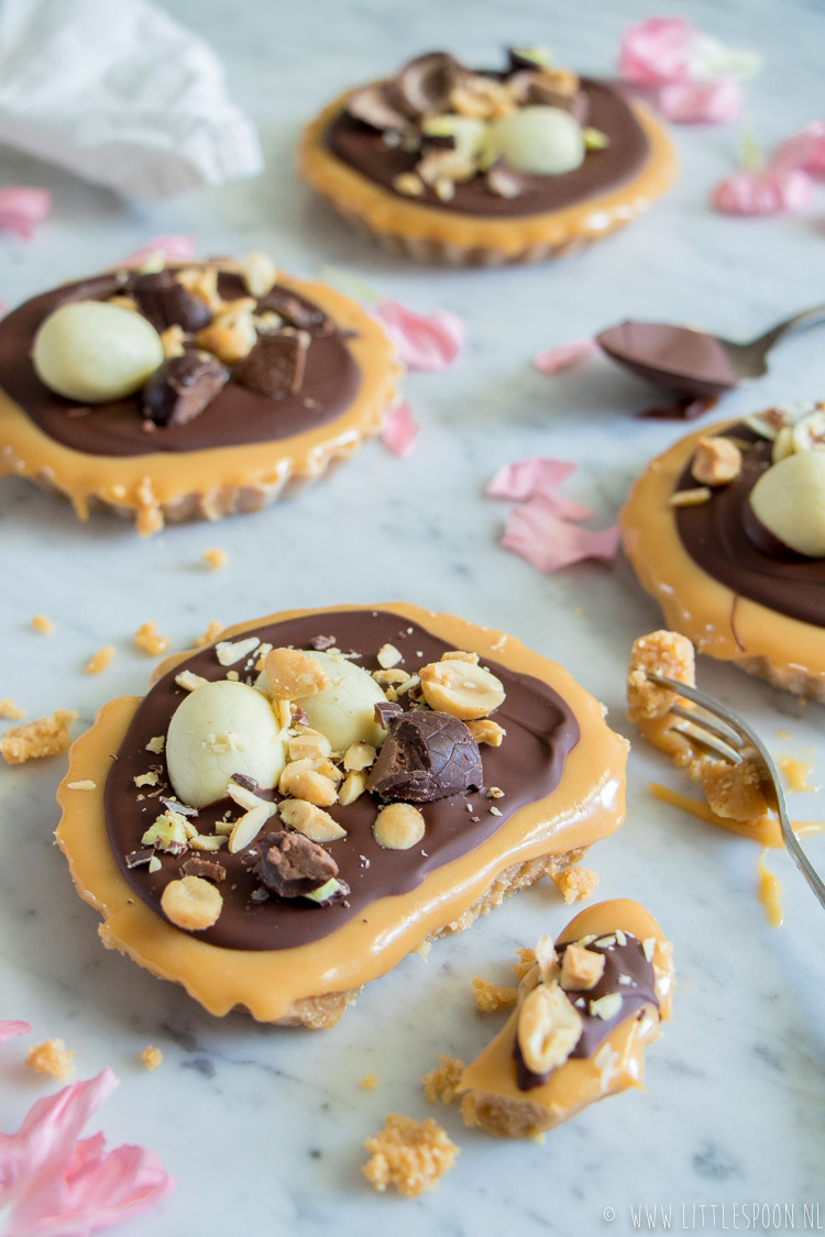 Gezouten karameltaartjes met chocolade en paaseitjes