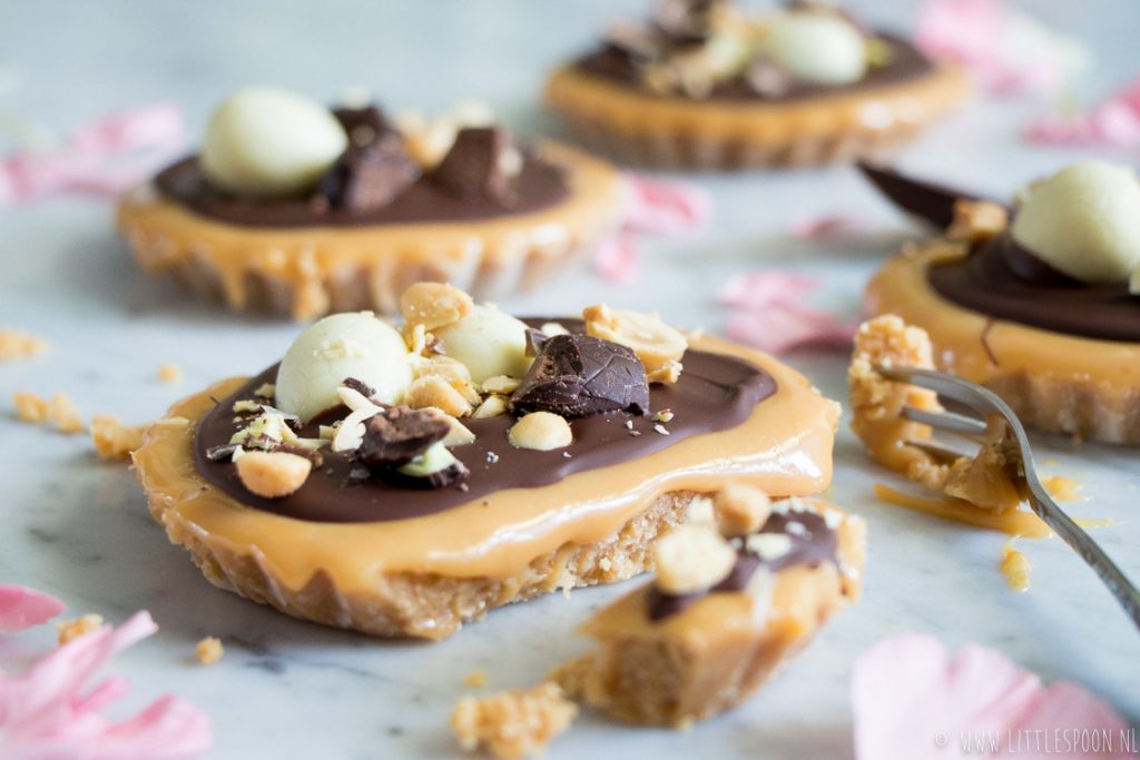 Gezouten karameltaartjes met chocolade en paaseitjes