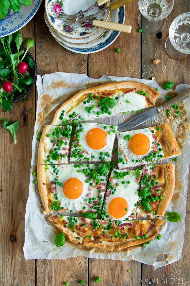 Lente flammkuchen met crème fraiche, erwtjes, spekjes, eitjes en basilicum