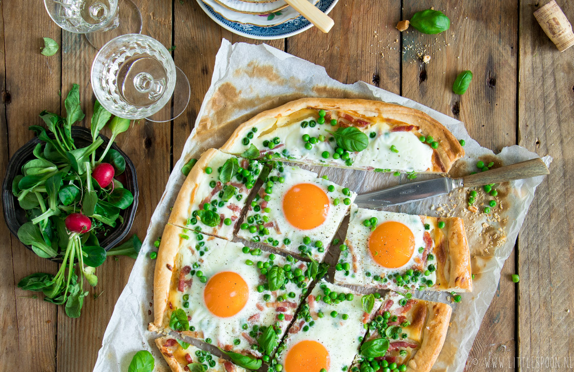 Lente flammkuchen met crème fraiche, erwtjes, spekjes, eitjes en basilicum 