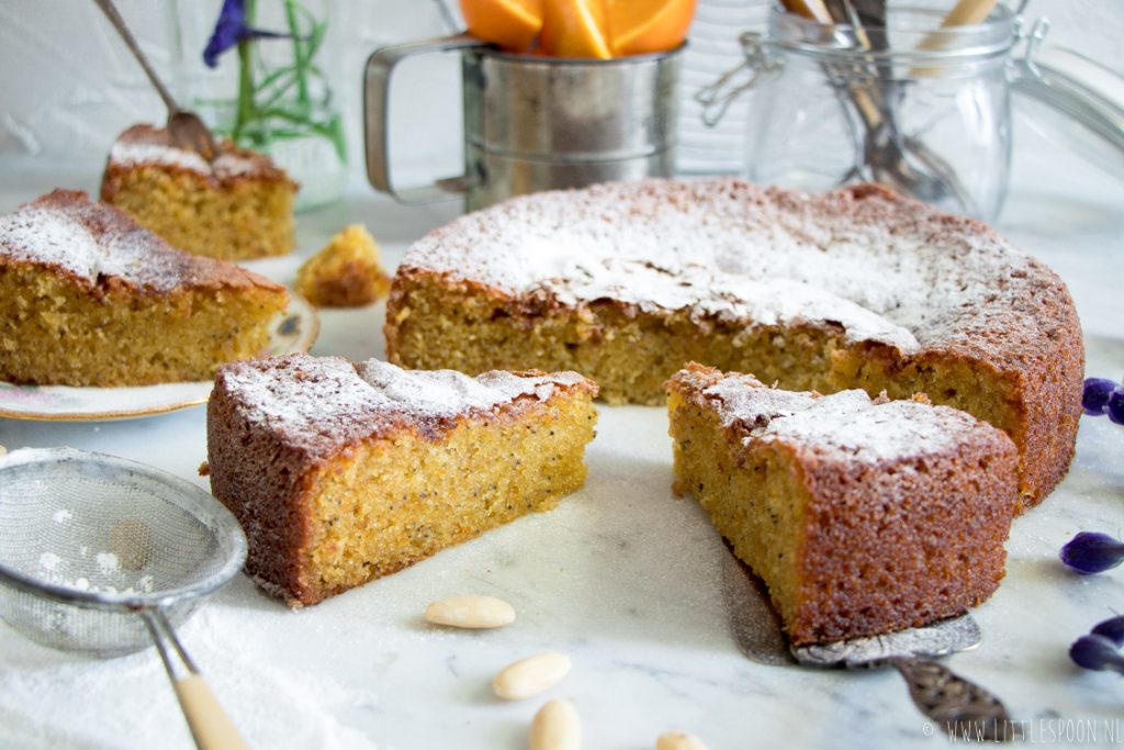 Sinaasappelcake met amandelmeel en maanzaad