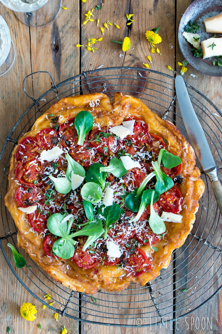 Tarte tatin van tomaat met tijm en Parmezaanse kaas