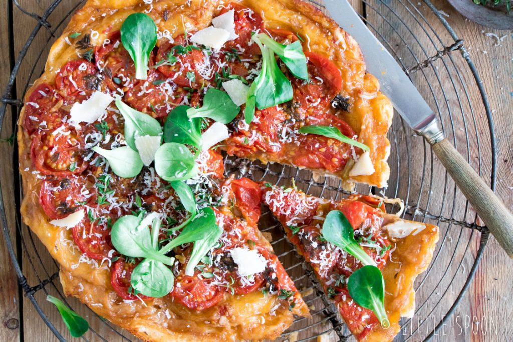 Tarte tatin van tomaat met tijm en Parmezaanse kaas