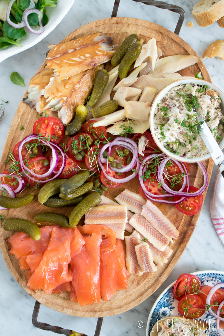 Voor bij de borrel // borrelplank met gerookte vis