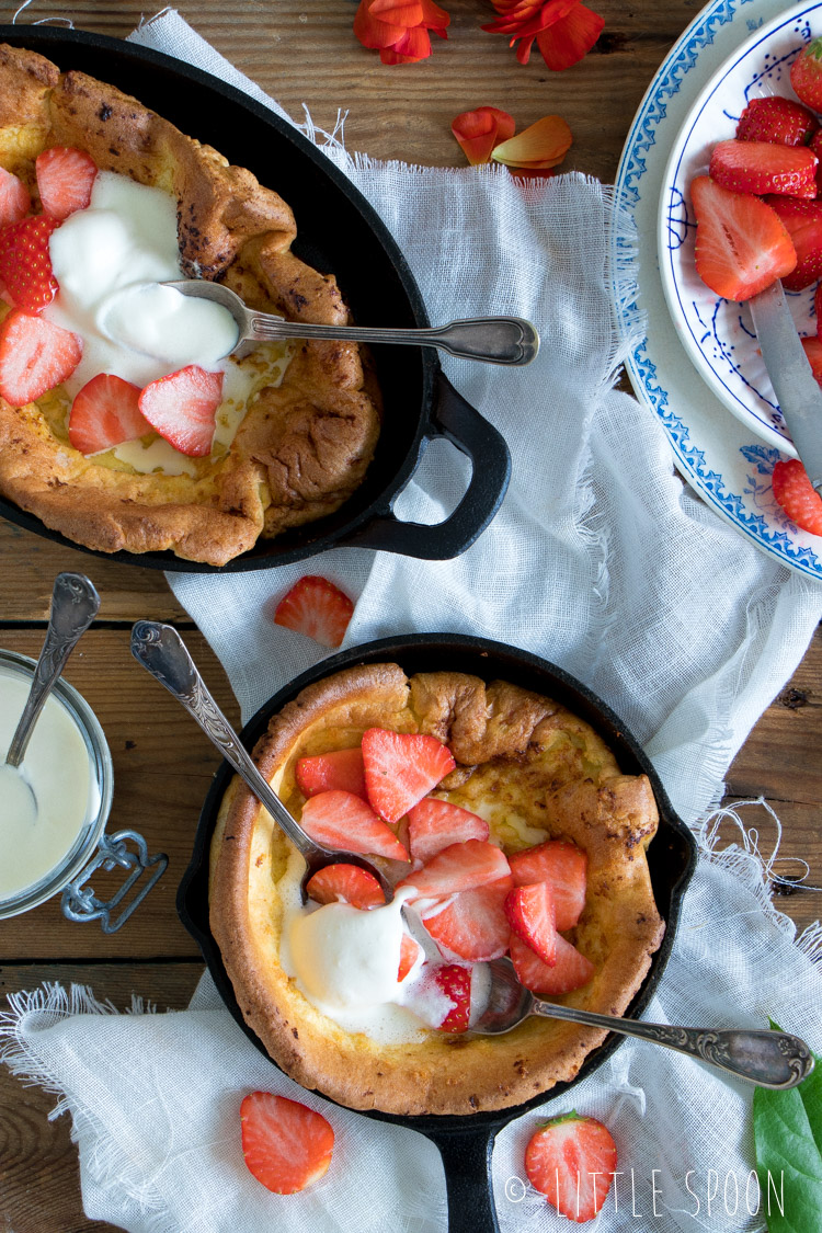 Dutch baby met verse aardbeien