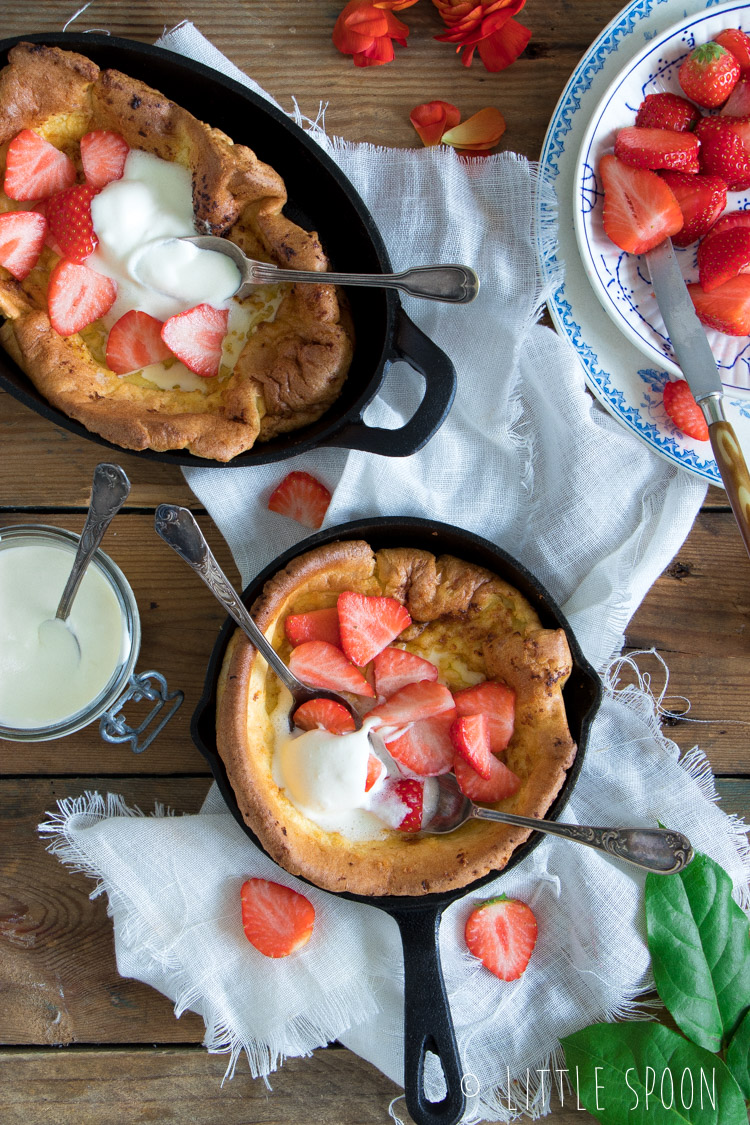 Dutch baby met verse aardbeien