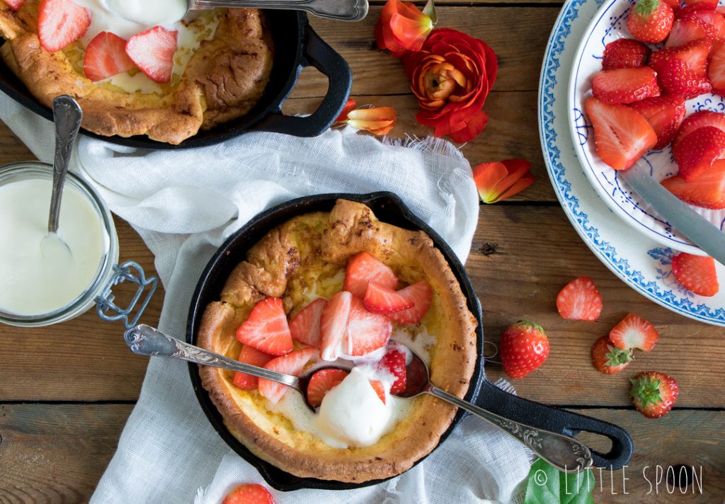 Dutch baby met verse aardbeien