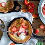 Dutch baby met verse aardbeien