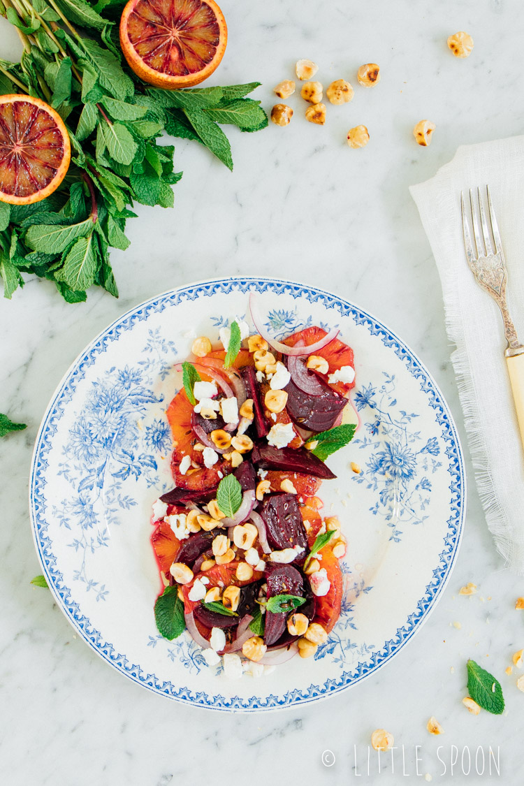 Salade met gerookte bietjes, bloedsinaasappel, geitenkaas en geroosterde hazelnoten