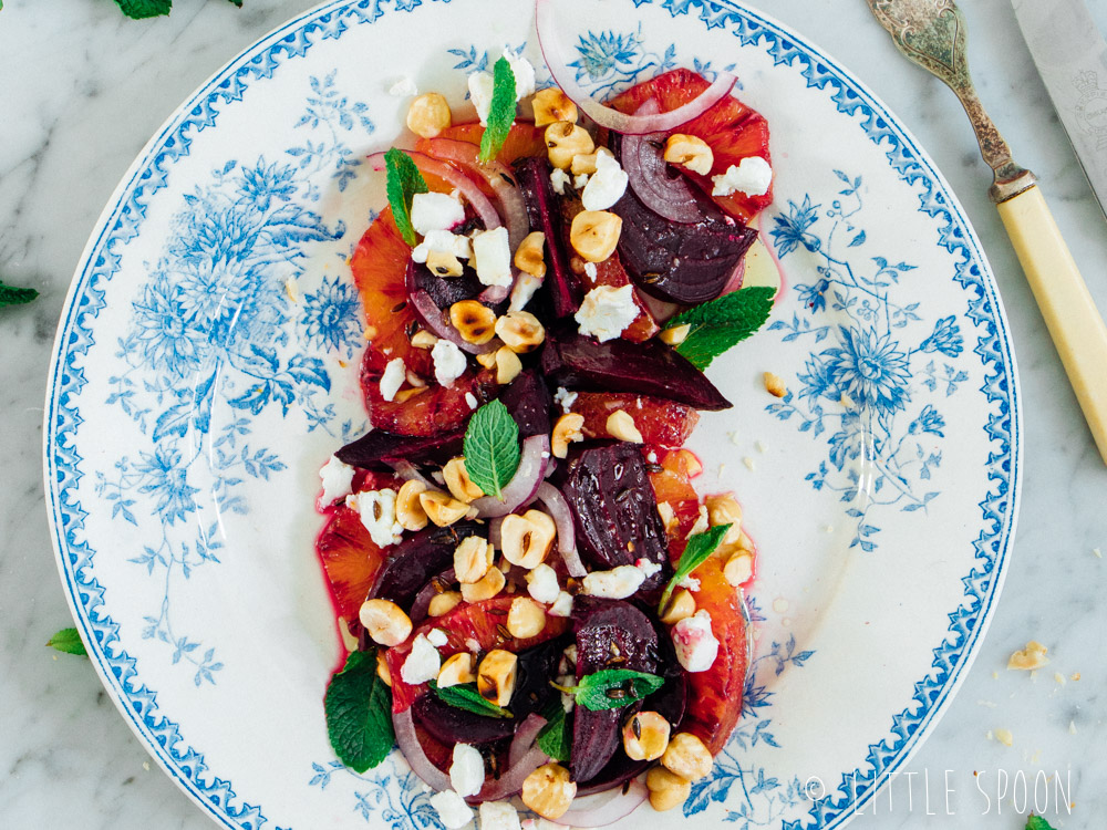 Salade met gerookte bietjes, bloedsinaasappel, geitenkaas en geroosterde hazelnoten