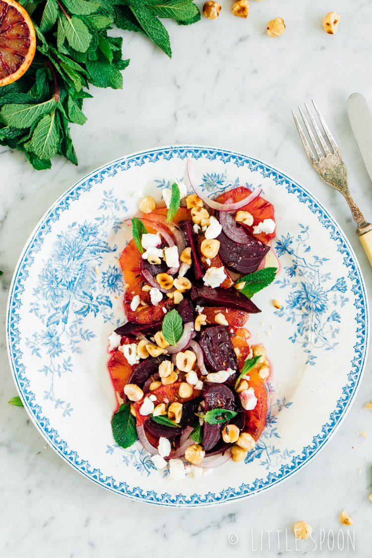 Salade met gerookte bietjes, bloedsinaasappel, geitenkaas en geroosterde hazelnoten