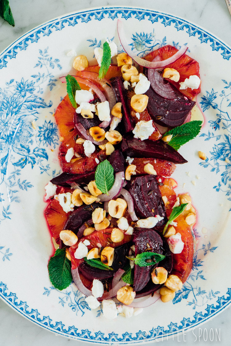 Salade met gerookte bietjes, bloedsinaasappel, geitenkaas en geroosterde hazelnoten