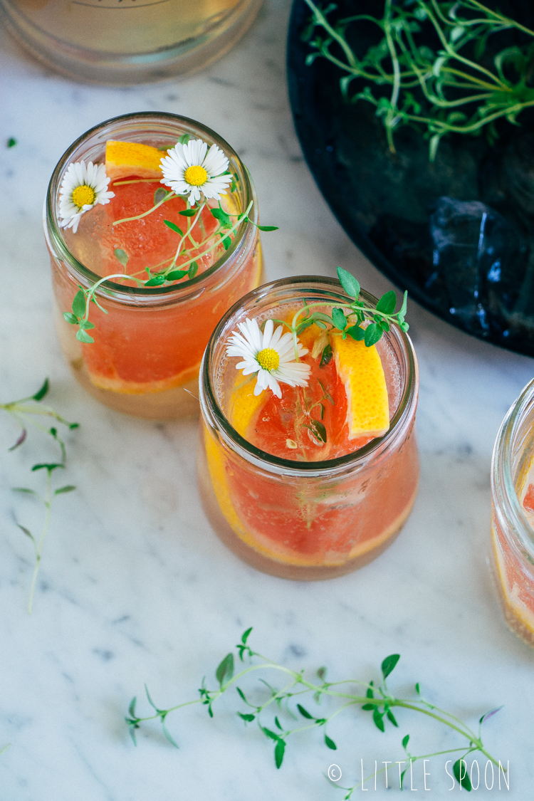 Alcoholvrije cocktail met sparkling water, rozensiroop, grapefruit en tijm