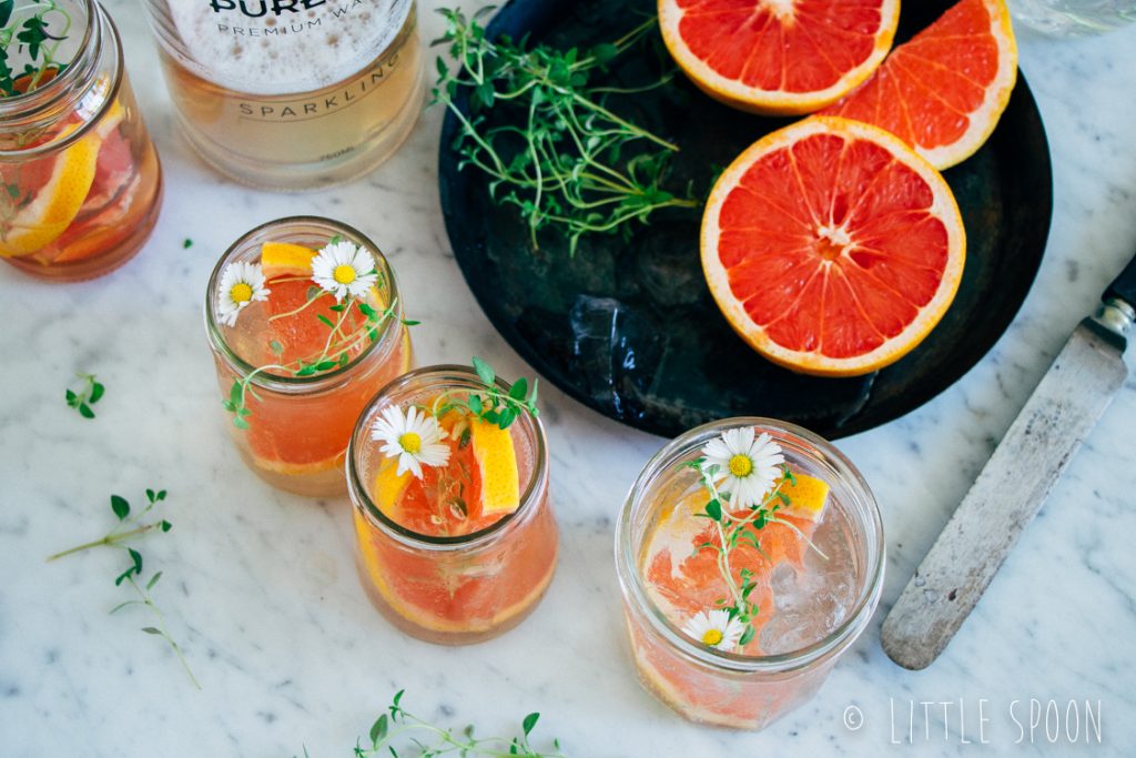 Alcoholvrije cocktail met sparkling water, rozensiroop, grapefruit en tijm