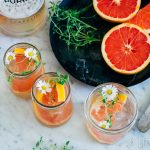 Alcoholvrije cocktail met sparkling water, rozensiroop, grapefruit en tijm