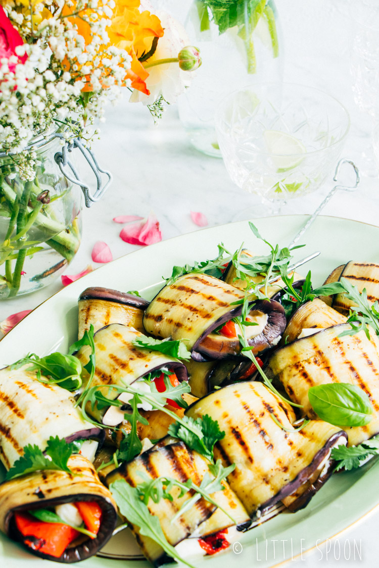 Auberginepakketjes aan een spies gevuld met halloumi