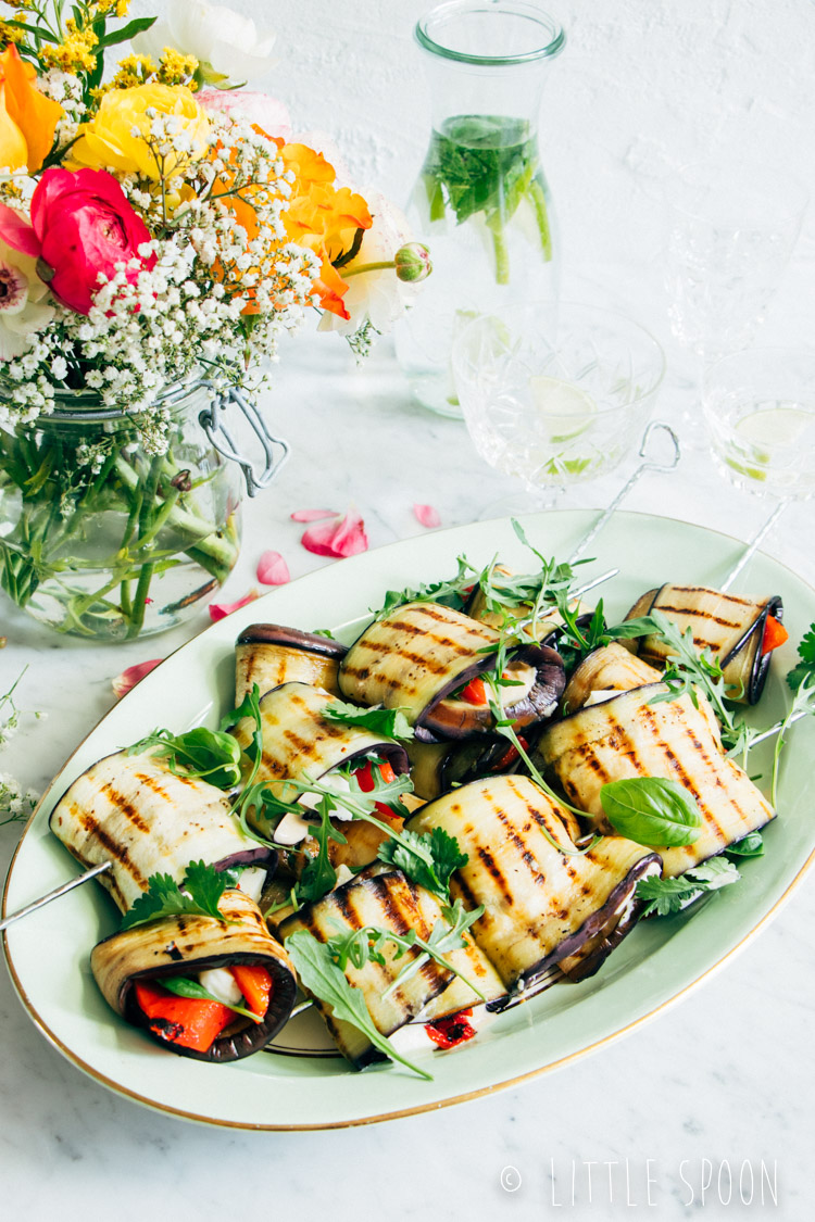 Auberginepakketjes aan een spies gevuld met halloumi