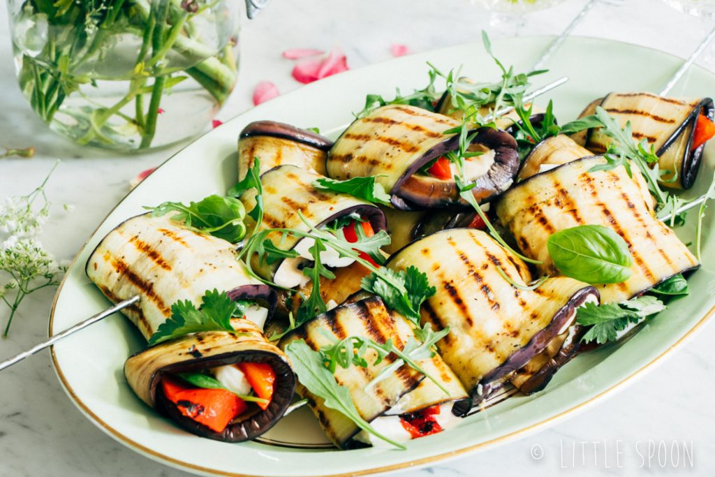 Auberginepakketjes aan een spies gevuld met halloumi