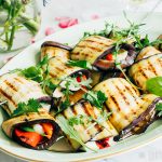 Auberginepakketjes aan een spies gevuld met halloumi