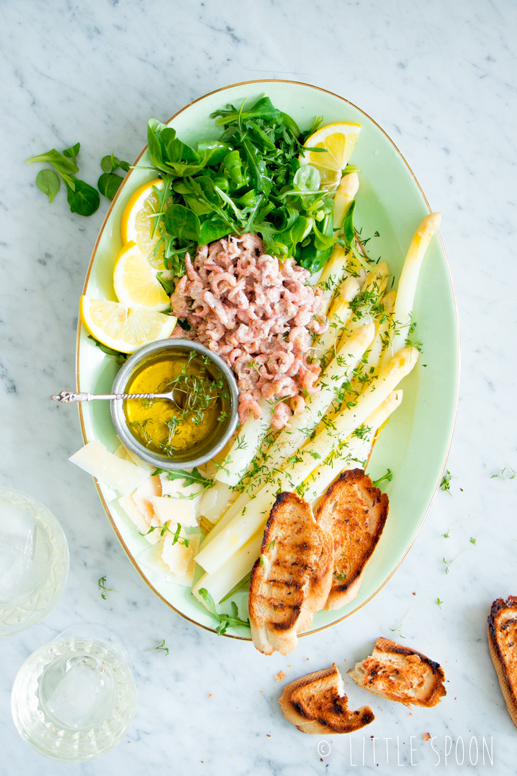 Witte aspergesalade met Hollandse garnalen en knoflooktoast