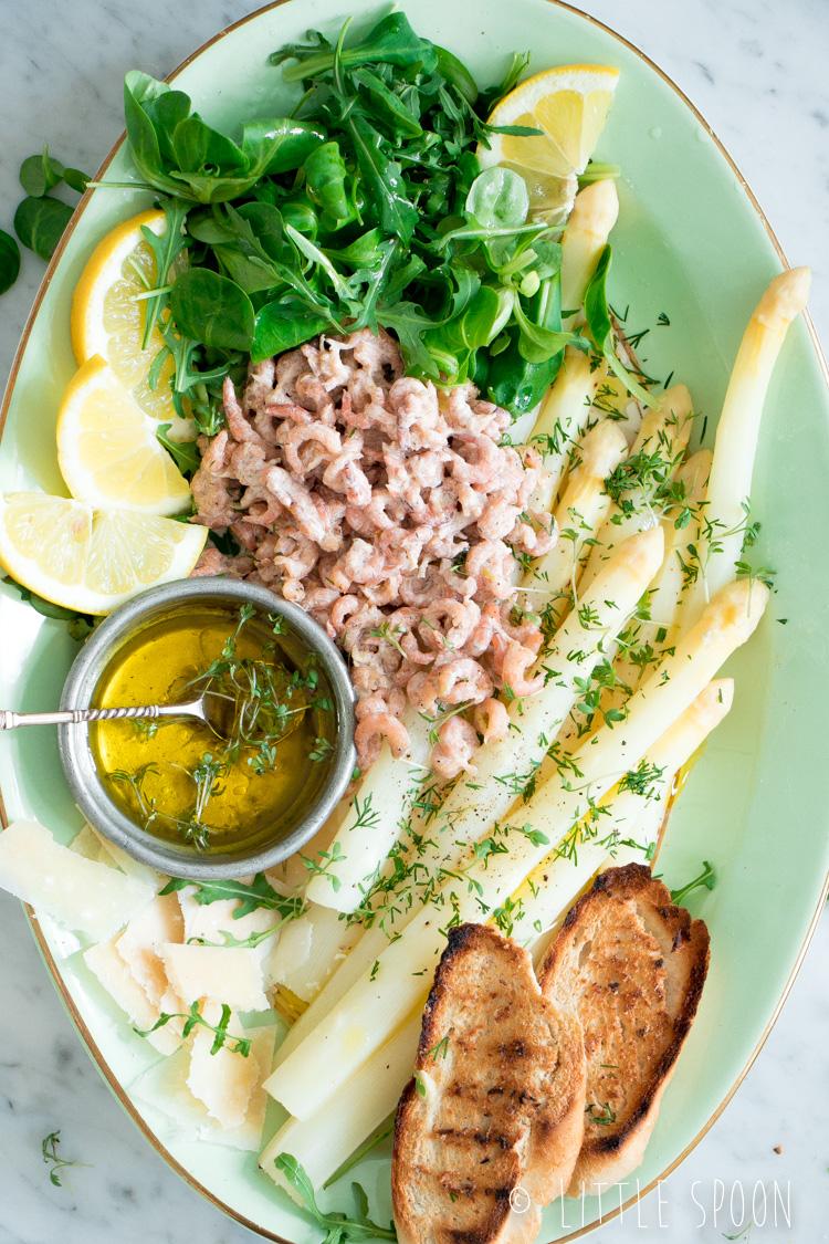 Witte aspergesalade met Hollandse garnalen en knoflooktoast