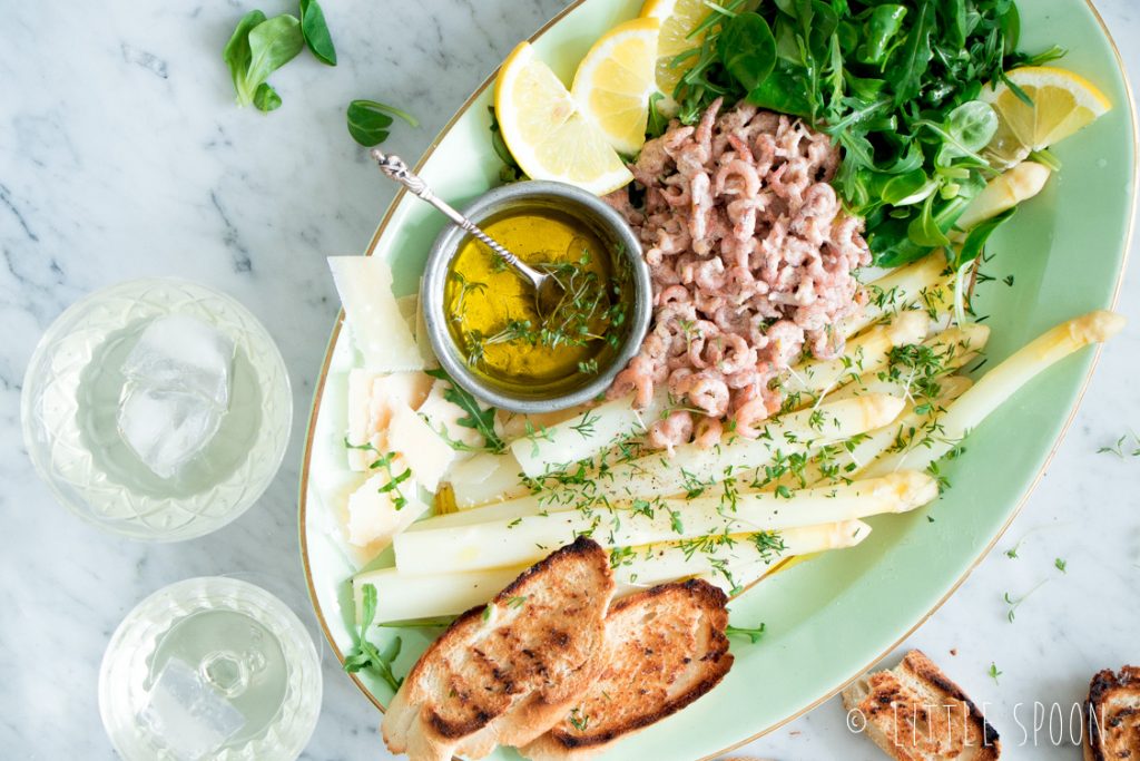 Witte aspergesalade met Hollandse garnalen en knoflooktoast