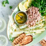 Witte aspergesalade met Hollandse garnalen en knoflooktoast