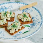 Haringtartaar met piccalilly op toast van roggebrood