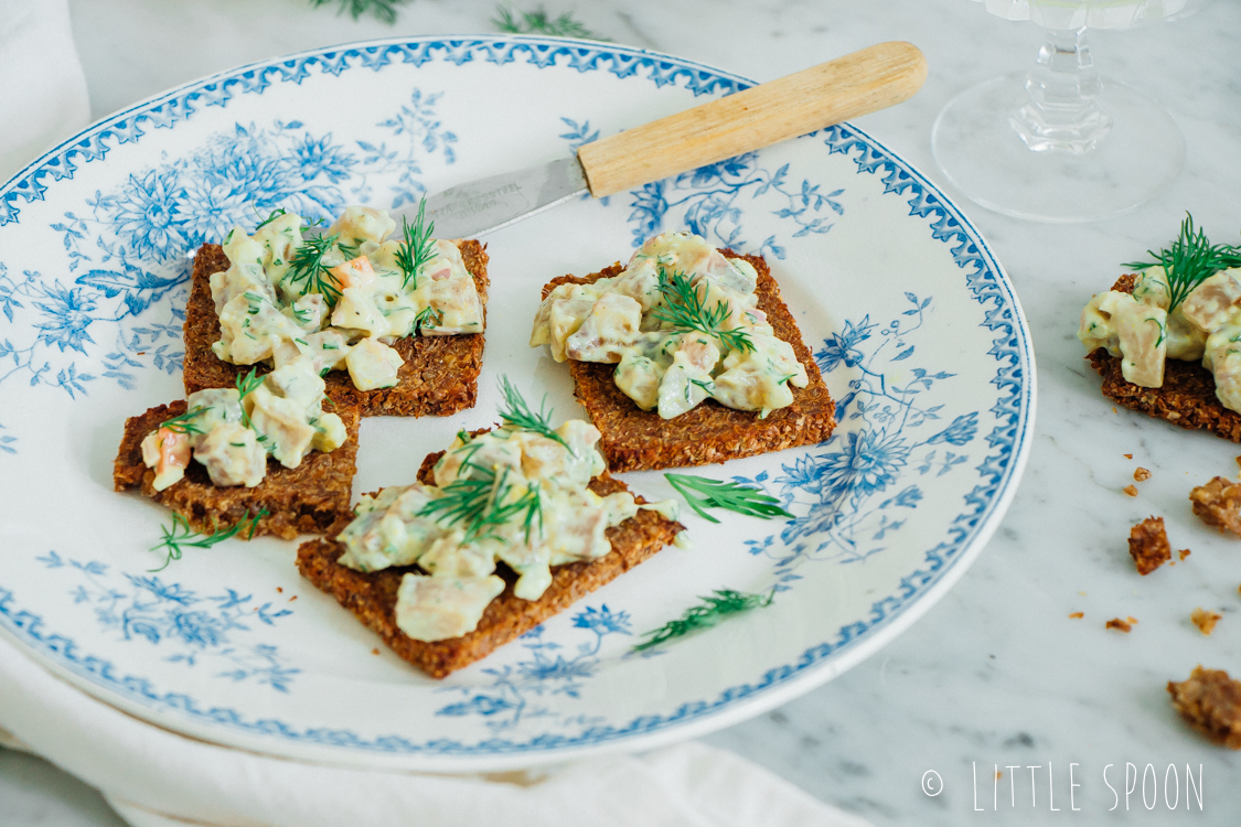 Haringtartaar met piccalilly op toast van roggebrood