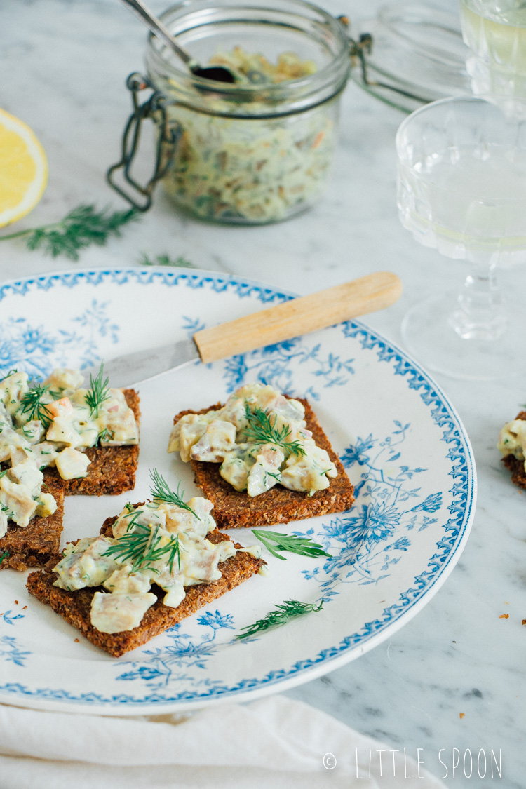 Haringtartaar met piccalilly op toast van roggebrood