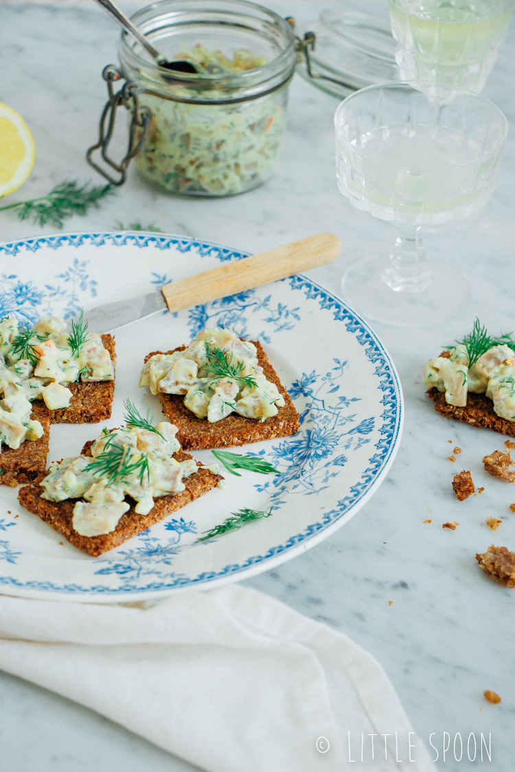 Haringtartaar met piccalilly op toast van roggebrood