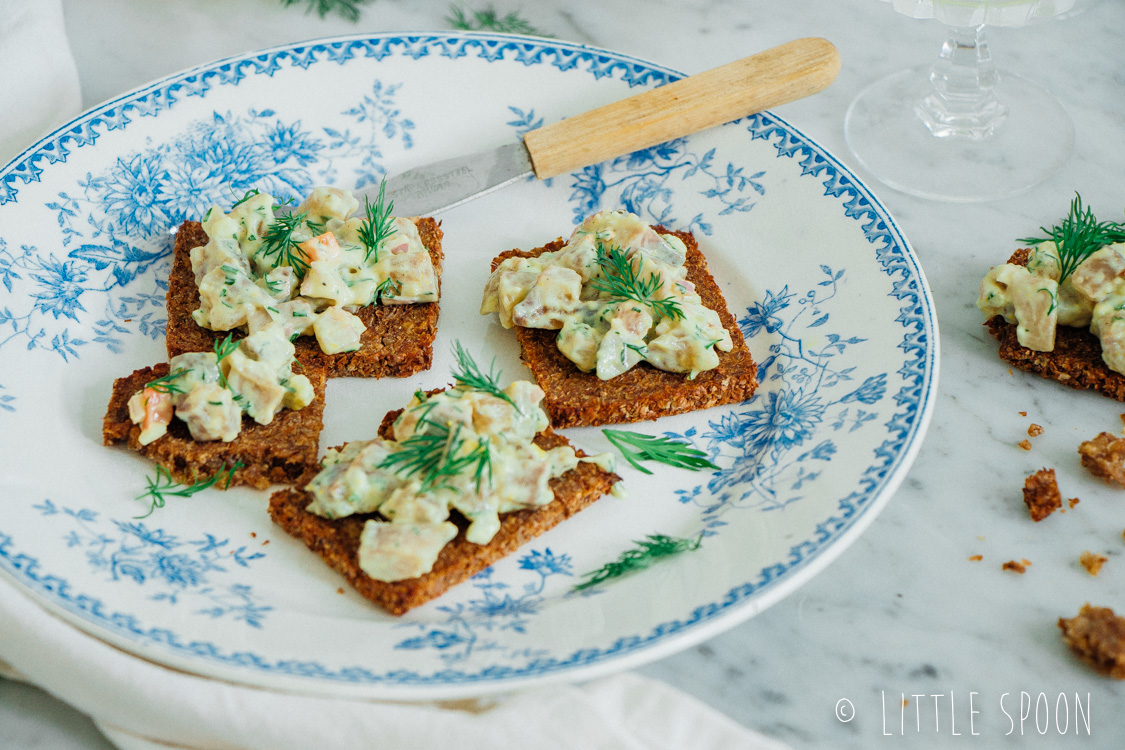 Haringtartaar met piccalilly op toast van roggebrood