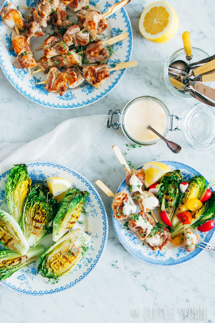 Kippendijspiesjes van de barbecue met gegrilde little gem en zelfgemaakte aioli