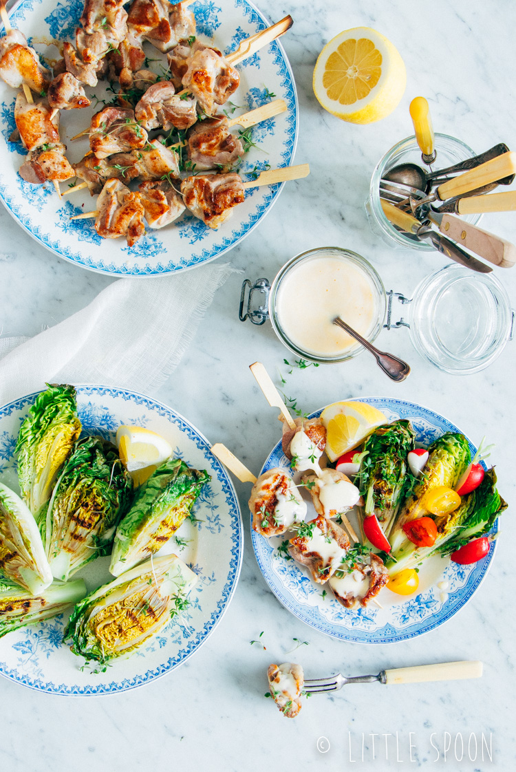 Kippendijspiesjes van de barbecue met gegrilde little gem en zelfgemaakte aioli