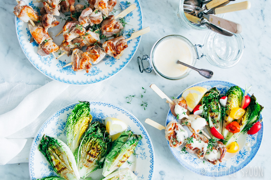 Kippendijspiesjes van de barbecue met gegrilde little gem en zelfgemaakte aioli