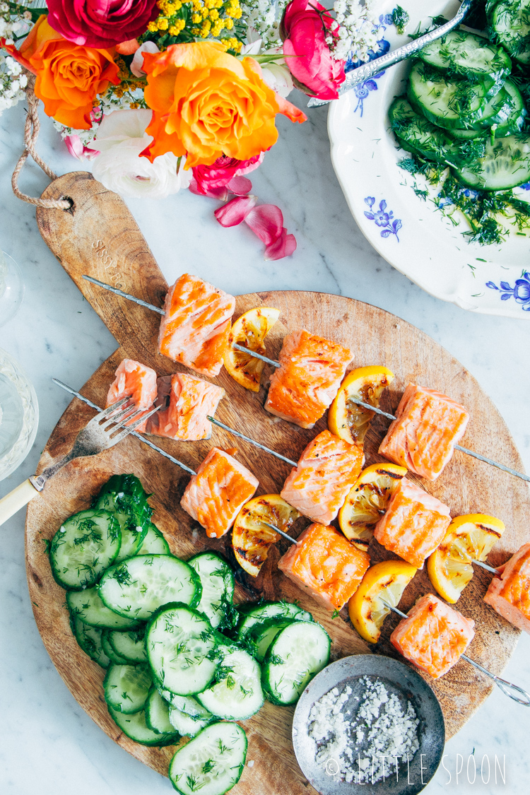 Zalmspiezen en komkommersalade met dille