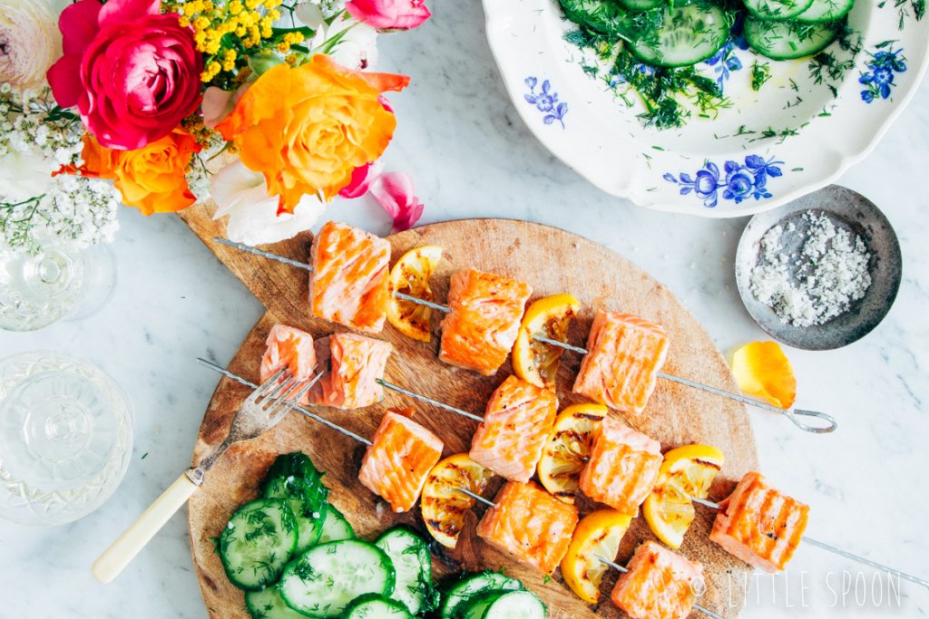 Zalmspiezen en komkommersalade met dille