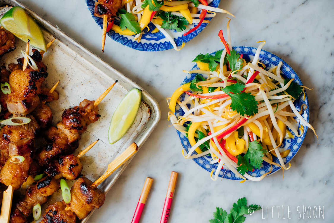 Spiesjes van buikspek met frisse mangosalade