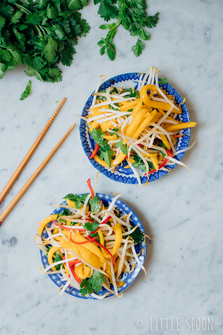 Spiesjes van buikspek met frisse mangosalade